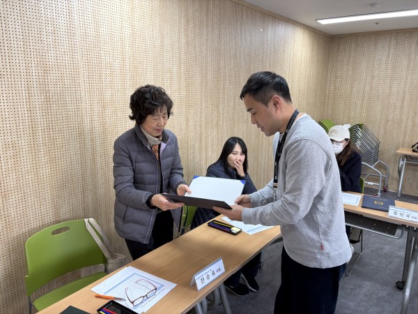 위촉장을 전달하는 모습