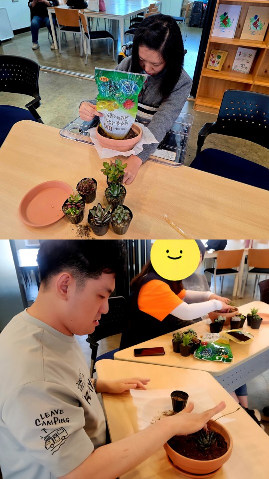 화분에 흙을 담고 고루 펴주어요