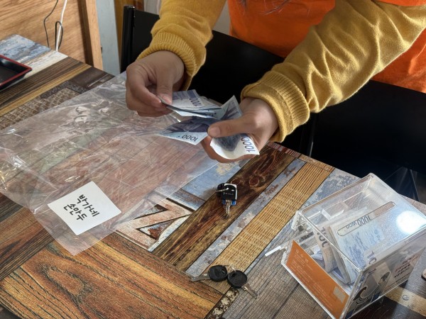 모금함 금액을 세고 있는 모습