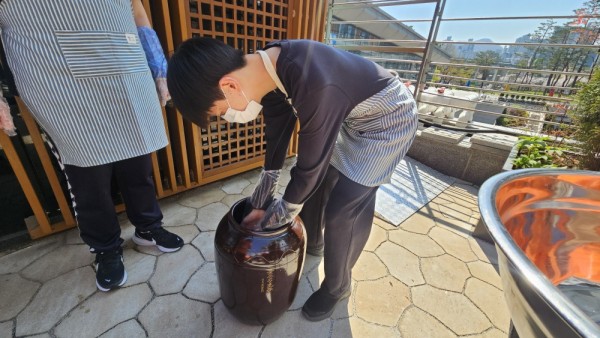 항아리에서 메주를 꺼내 분리 시켜요