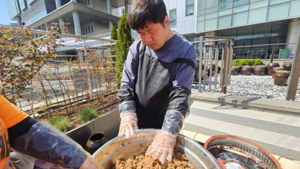 간장과 분리된 메주를 치데요