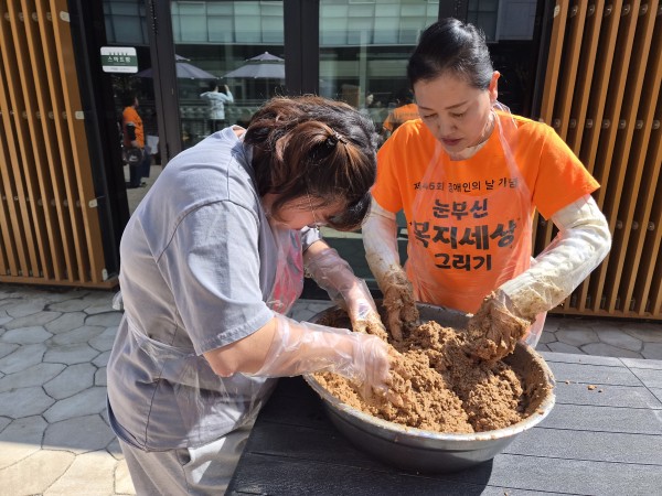 간장과 분리된 메주를 치데요