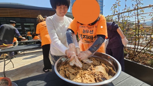 간장과 분리된 메주를 치데요