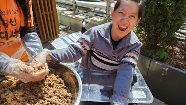 간장과 분리된 메주를 치데요