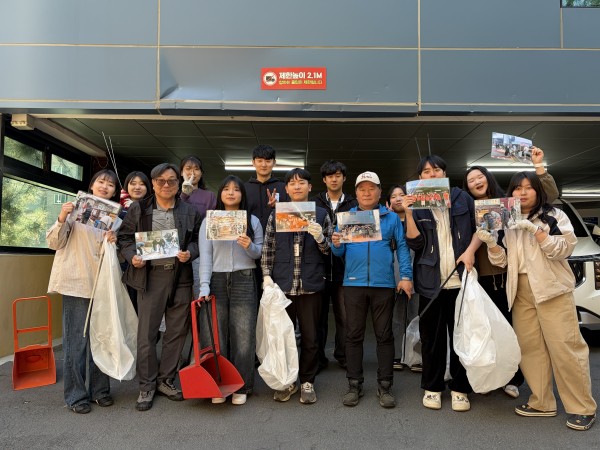 청소 전 함께 찍은 단체 사진