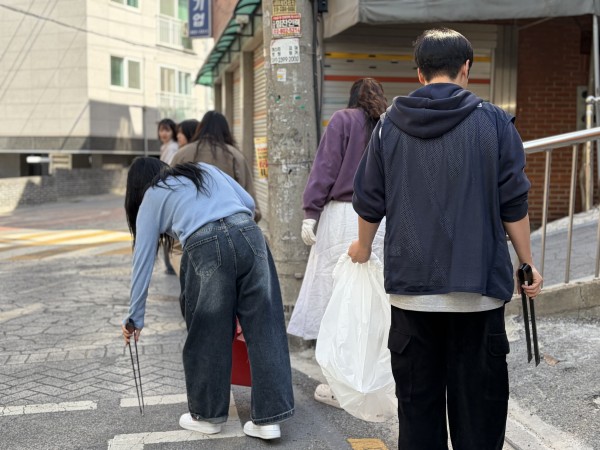 말미마을 청소 중인 모습