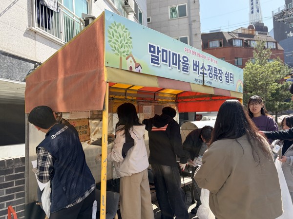 정류장 쉼터에 있는 낡은 홍보지 정리하는 모습