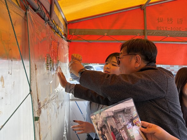 새로운 사진를 부착하는 모습