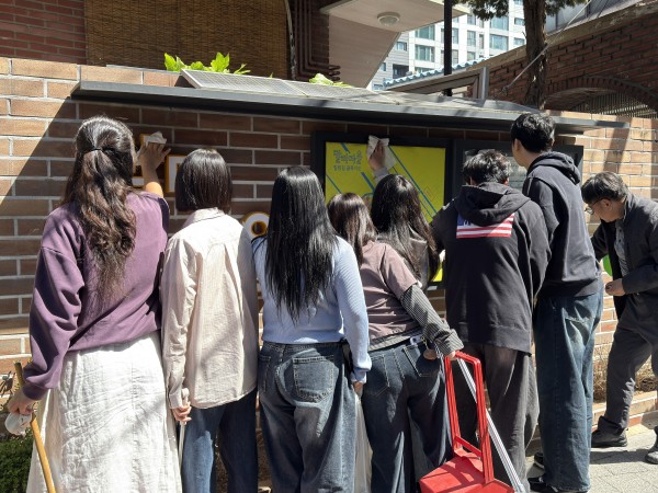 게시판 먼지 청소하는 모습