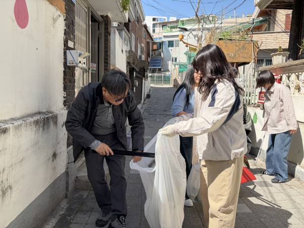 쓰레기를 봉투에 담고 있는 모습