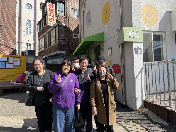 새재미마을활력소 앞에서 찍은 단체사진