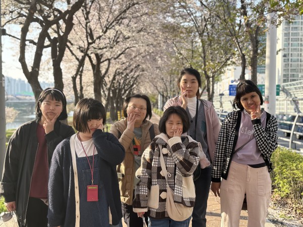 벚꽃 앞에서 찍은 사진