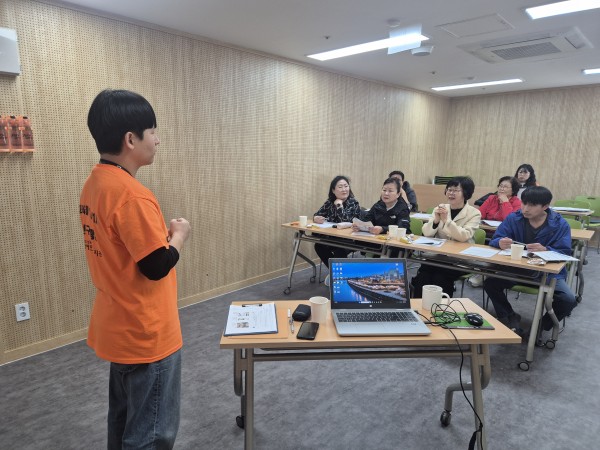 교육 중 궁금한 부분에 대해 질문을 하는 모습