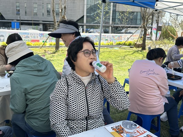 야구르트는 마시고 있는 모습
