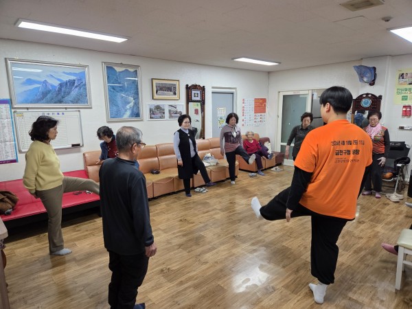 한 다리를 들어올려 균형잡기를 하고 있는 모습