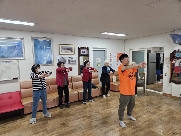 체육교사의 동작을 따라하는 어르신들