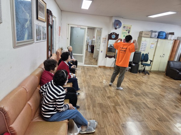 행사 홍보 티셔츠의 글귀를 보여드리고 있다