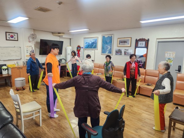 탄력밴드를 이용한 운동을 함께 진행하고 있다