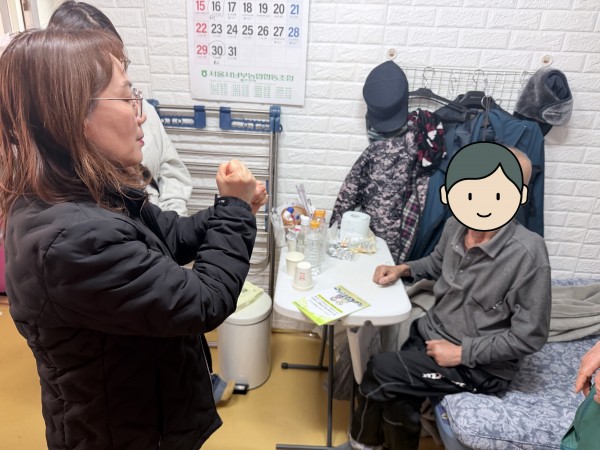 수어를 통해 상담을 진행하는 모습