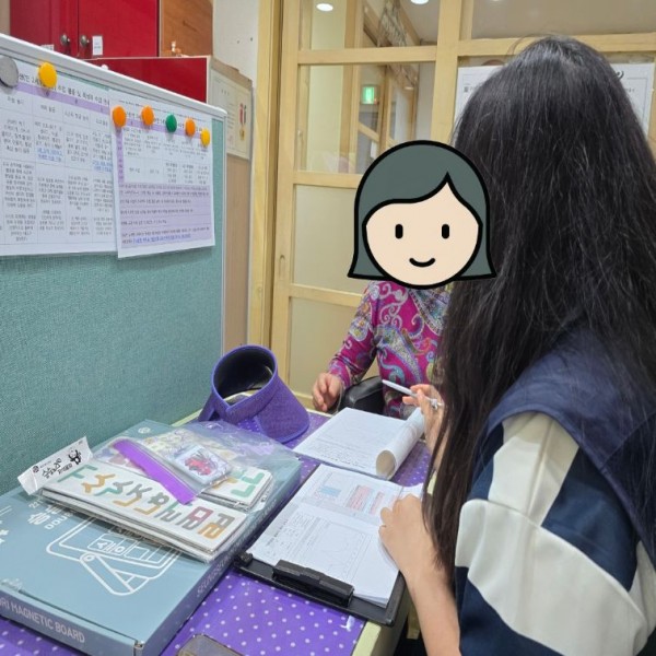 아이의 발달평가 결과를 듣는 보호자의 모습