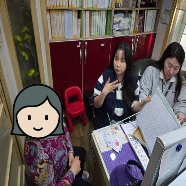 놀이방법을 설명하는 모습