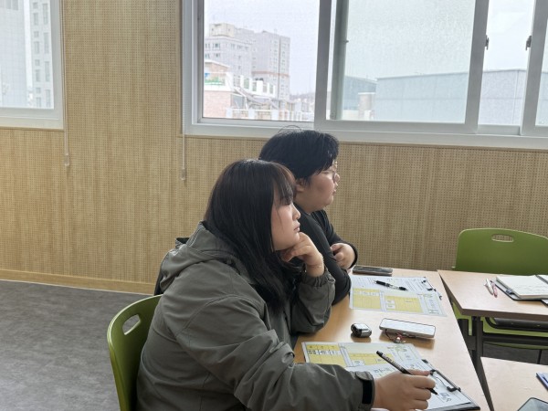 교육을 집중해서 듣는 모습
