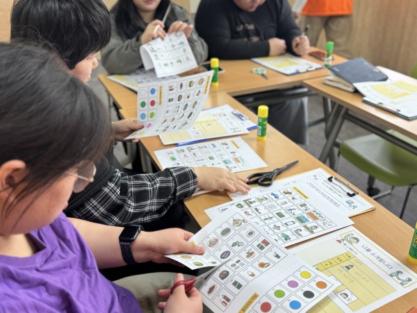 AAC를 가위로 자르는 모습