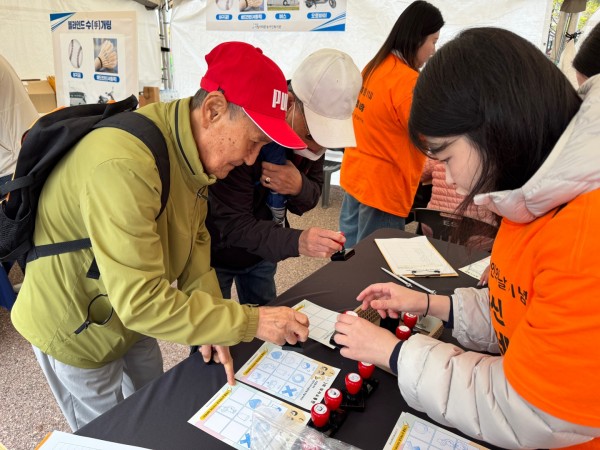 도장찍는 지역주민의 모습