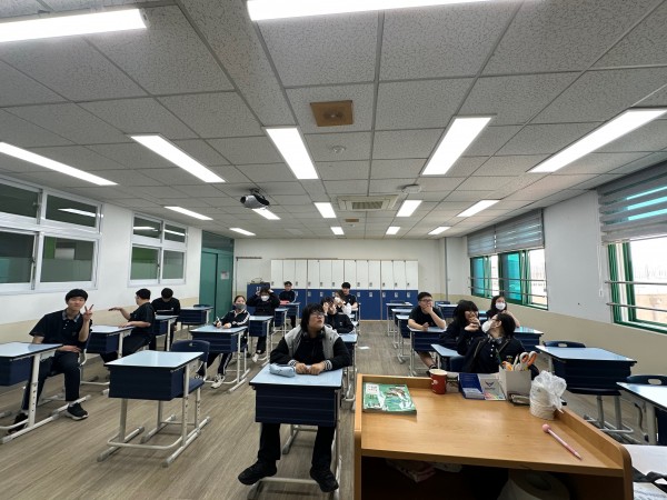 4회기 직업가지관과 관련된 교육자료를  시청중인 1, 2, 3학년 학생들