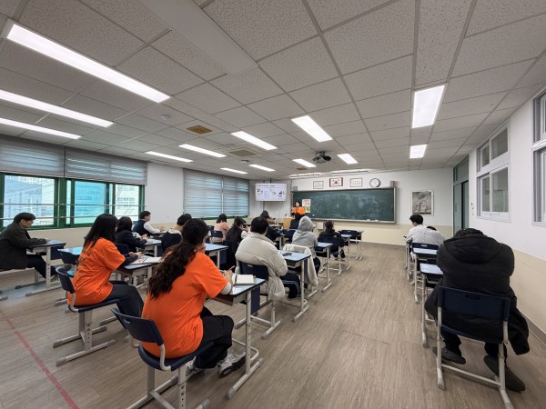 2회기 인권에 대한 교육을 듣는 금천고 1, 2, 3학년 학생들