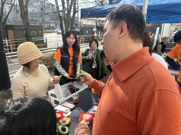 물건을 구경하는 모습