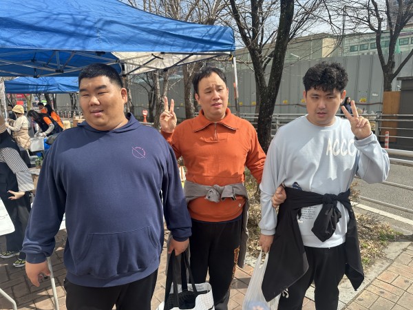 바자회 입구에서 예쁘게 한컷