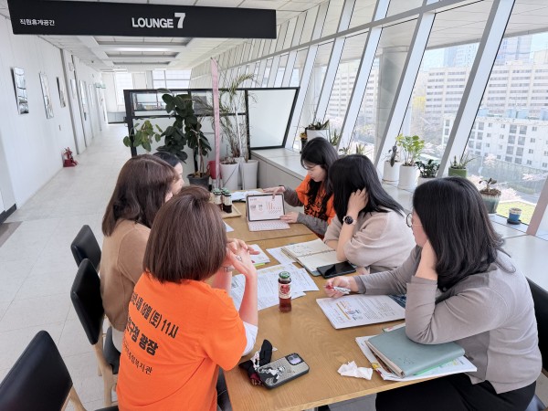 지금까지의 사업 추진 내용을 공유하고 있는 모습