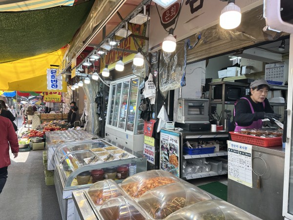 열심히 음식을 진열하고 있는 모습