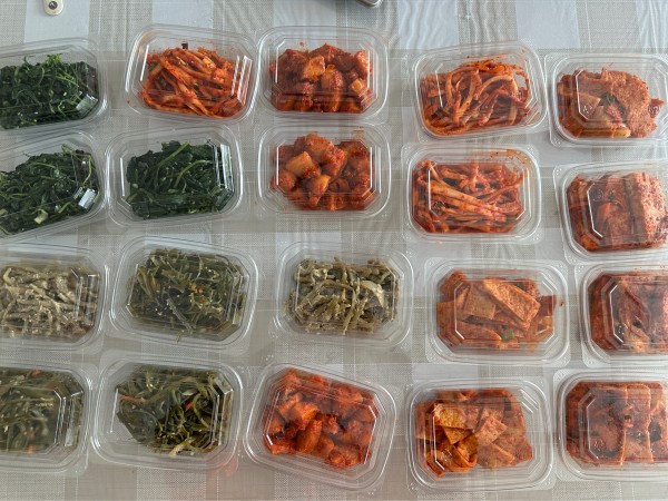 반찬이 진열되어 있는 모습