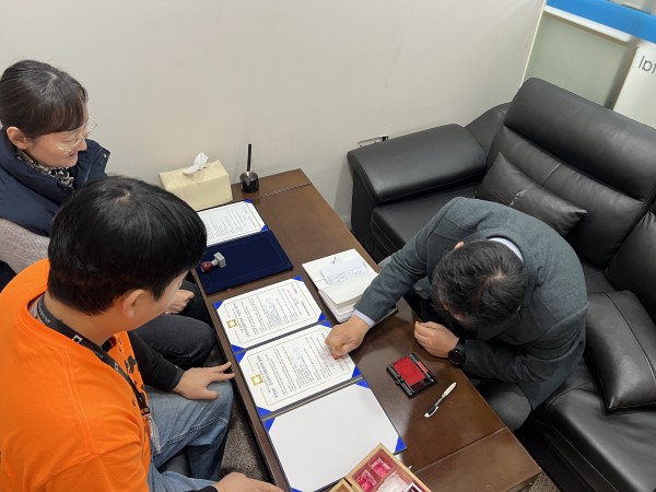 협약을 체결하고 있는 모습 1