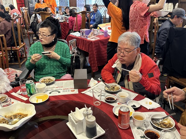 맛있게 식사하는 이용인의 모습