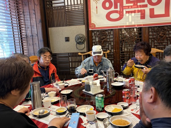 웃으며 식사하는 이용인의 모습