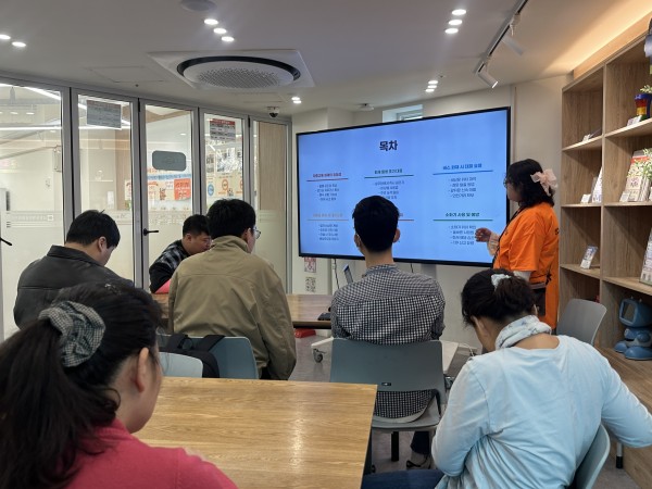 사전교육 듣는 훈련생의 모습