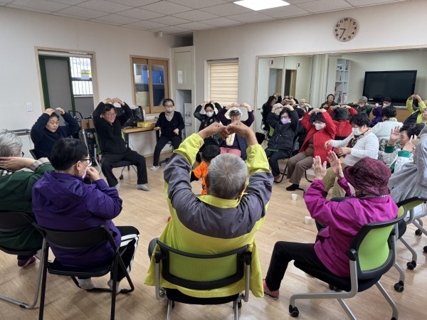 이웃들과 함께 건강체조하는 모습