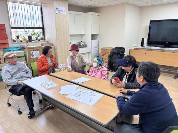 고립된 이웃을 어떤 방법으로 함께 활동에 참여하게 할지 이야기 하는 모습