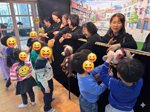 구립탑골어린이집 아이들이 인형 만지는 체험하는 모습