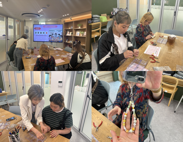 핸드폰 스트랩 만들기를 하고 있는 어머님들의 모습