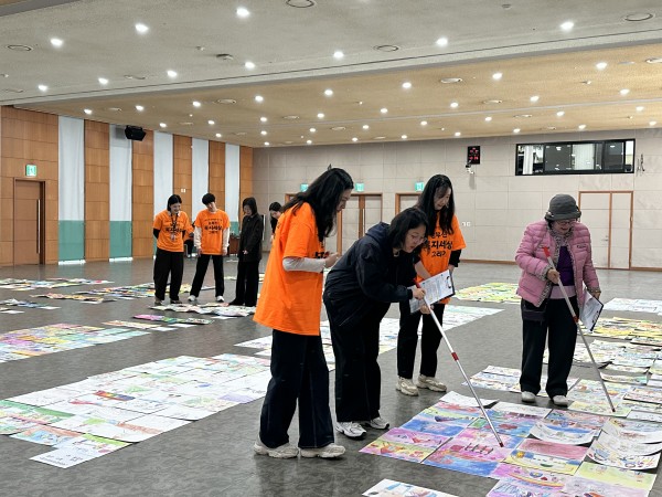 다양한 기준을 바탕으로 신중하게 심사하는 모습