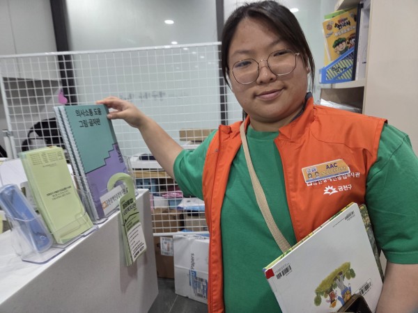 모니터링단원이 도서관에서 그림글자판을 찾은 모습