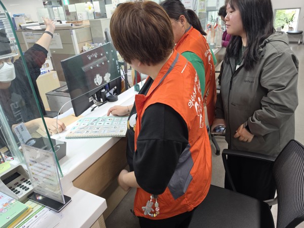 AAC 그림글자판을 이용해 서류를 발급하는 모습