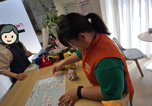 AAC 그림글자판을 이용해 결제를 하는 모습