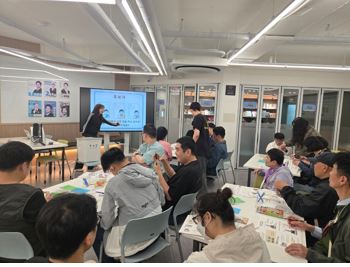 참정권관련 이론교육을 열심히 듣고 있는 em실천 이용인분들의 사진