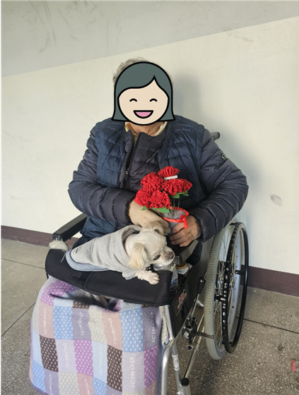 선물받은 카네이션을 들고 웃는모습