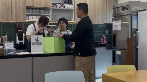 4층 카페 근무자가 추첨하는 모습